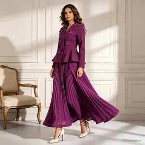 Détail de la veste violette avec papillons 3D et élégante jupe longue plissée assortie