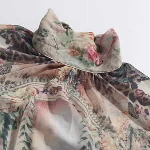 Vista dettagliata di un abito a stampa floreale in stile vintage con collo alto