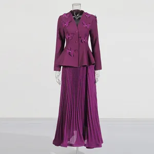 Ensemble deux pièces violet élégant avec veste papillon 3D et jupe plissée