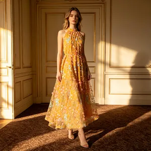 Robe longue jaune fleurie sans manches portée par un mannequin dans un palais