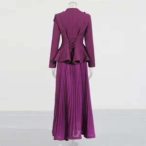 Ensemble chic violet avec veste à basque lacée et une jupe longue plissée élégante.