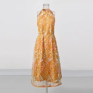 Robe midi jaune sans manches élégante avec broderies florales et détails pailletés.