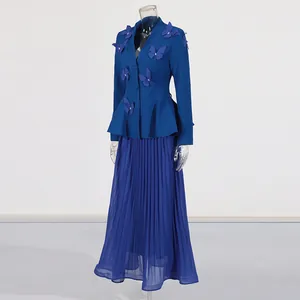 Ensemble deux pièces bleu roi élégant avec blazer papillon 3D et jupe longue plissée