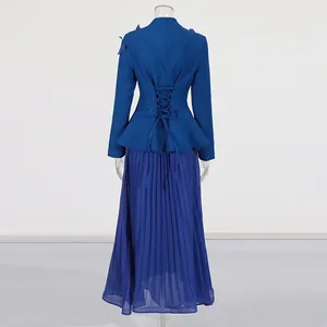 Ensemble bleu deux pièces élégant avec veste à lacets et jupe longue plissée vue arrière