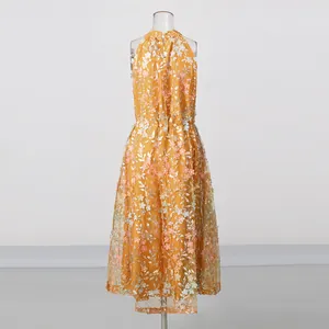 Vue arrière détaillée d'une robe dos nu sans manches à fleurs jaunes sur mannequin