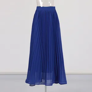 Jupe longue plissée taille haute élégante en bleu roi avec une texture de tissu léger