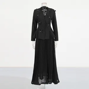 Ensemble deux pièces noir élégant avec veste à basques et jupe longue plissée raffiné.