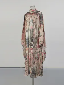 Elegante abito lungo vintage con stampa floreale e leopardata, collo alto e linea morbida