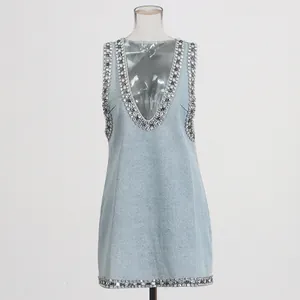 Elegante mini abito azzurro senza maniche impreziosito da bordi in strass luccicanti