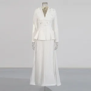 Ensemble blanc deux pièces avec blazer à papillons 3D et jupe plissée élégante