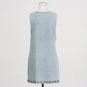 Vista posteriore dettagliata di un abito in denim senza maniche con orlo di strass