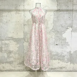 Robe maxi rose élégante sans manches à fleurs avec col licou et lien à la taille