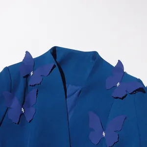Détail en gros plan montrant des décorations de papillons 3D sur un élégant blazer bleu chic