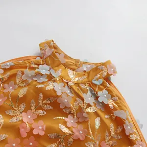 Gros plan détaillé d'une robe jaune sans manches avec fleurs 3D et sequins dorés