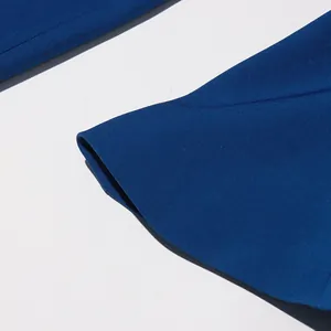 Gros plan détaillé de l'ourlet et des coutures en tissu bleu de qualité d'un costume français.
