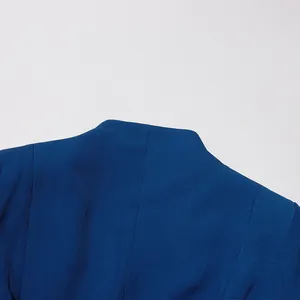 Vue détaillée du col arrière et de l'épaule de la veste de costume bleue cintrée