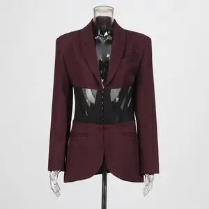 Detailansicht des burgunderroten Korsett-Blazers mit Mesh-Taille und Fischbeinstruktur