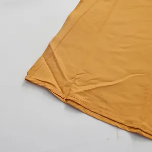 Gros plan détaillé de l'ourlet d'une robe jaune montrant les détails des coutures