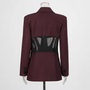 Rückansicht eines burgunderroten Blazers mit stilvollem schwarzen Mesh-Korsett-Detail