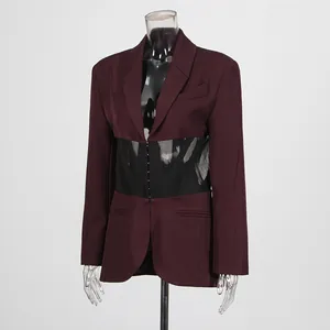 Detailansicht des bordeauxroten Blazers mit transparentem schwarzen Netz-Korsett-Taillendesign.