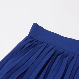 Gros plan sur la taille et les plis d'une jupe en mousseline bleu roi à taille haute