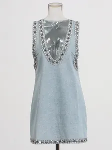 Abito corto in denim azzurro con profondo scollo a V e dettagli in strass pesanti