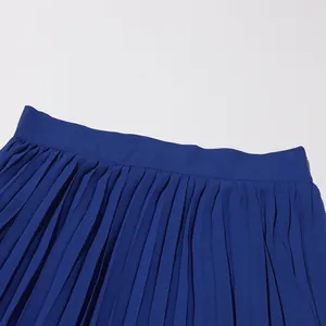 Vue détaillée d'une jupe plissée bleue à taille haute montrant la texture du tissu