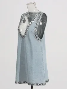 Mini abito in denim azzurro con profondo scollo a V e decorazioni in strass chic