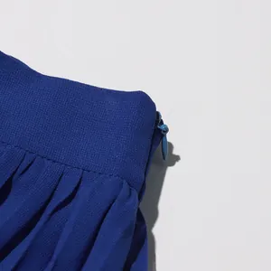 Vue détaillée d'une jupe plissée bleu roi avec fermeture à glissière invisible latérale