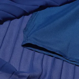 Vue détaillée des plis délicats et des coutures de cette élégante jupe bleue en tissu fin