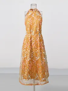 Robe d'été jaune sans manches élégante avec broderie florale 3D et voile en mesh