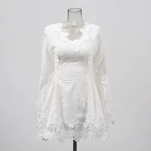 Vista detallada de minivestido de encaje blanco estilo vintage con cuello en V y campana