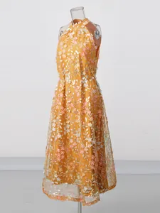 Robe longue jaune élégante dos nu sans manches avec broderie florale pour l'été