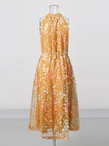 Robe midi jaune élégante sans manches avec broderies florales et détails pailletés
