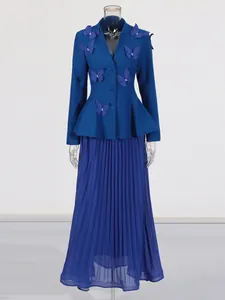 Ensemble bleu chic avec blazer à papillons 3D et jupe longue plissée assortie pour femme.