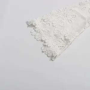 Primer plano de vestido de encaje blanco vintage con mangas acampanadas caladas