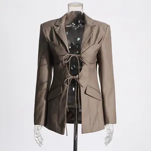 Vista dettagliata del blazer marron da donna con lacci, ritagli e cuciture