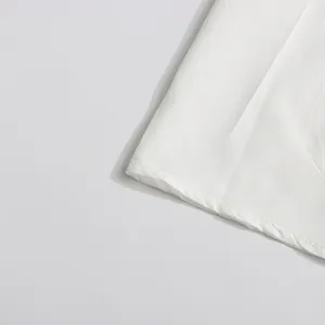 Detalle de primer plano de vestido blanco vintage con costuras finas en el dobladillo
