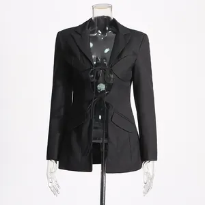 Vista dettagliata di un blazer nero con un design sexy stringato, traforato e cuciture irregolari