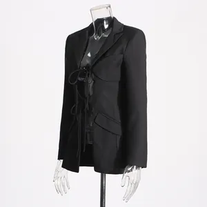 Blazer nero con lacci, design cut-out sexy e dettagli di revers asimmetrici unici