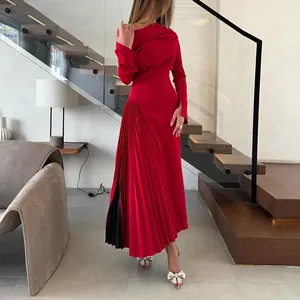 Elegante vestido de noche rojo plisado asimétrico con abertura lateral y mangas largas
