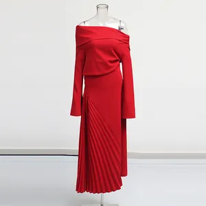 Elegante vestido rojo sin hombros con falda plisada asimétrica y detalles de alta gama.