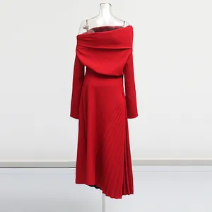 Elegante vestido de noche asimétrico rojo con dobladillo plisado y diseño de hombros