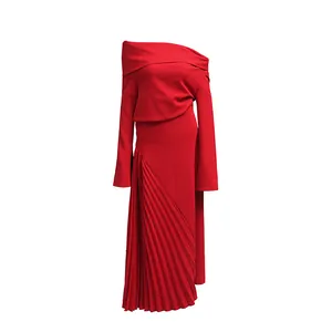 Vestido de noche rojo con hombros descubiertos y diseño plisado asimétrico
