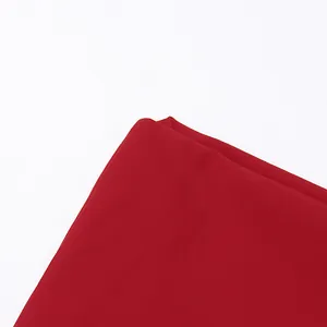 Detalle macro de tela roja de alta calidad para un elegante diseño de vestido asimétrico