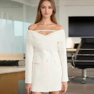 Elegante vestido blazer blanco con hombros descubiertos y detalle de malla cruzada