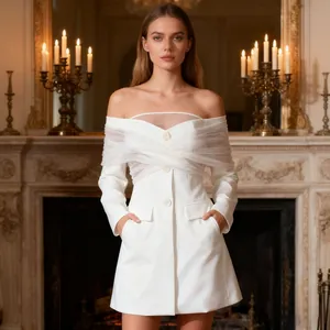 Elegante vestido blazer blanco con hombros descubiertos, detalle de malla cruzada y botones.