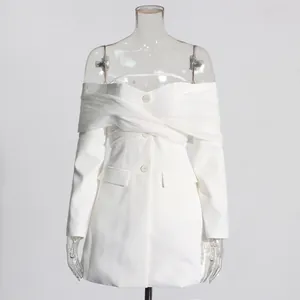 Vestido blazer francés con hombros descubiertos, detalle de tul cruzado y mangas