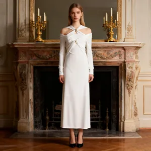 Elegante abito lungo bianco minimalista francese con scollo a goccia e maniche lunghe