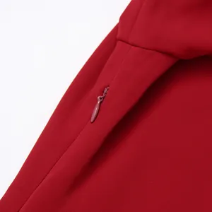 Primer plano de cremallera invisible y textura de tela fina en vestido de noche rojo